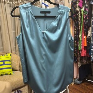 White House Black Market polyester lined size M sleeveless blouse